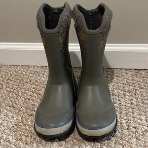 Youth size 2 Boggs winter boots